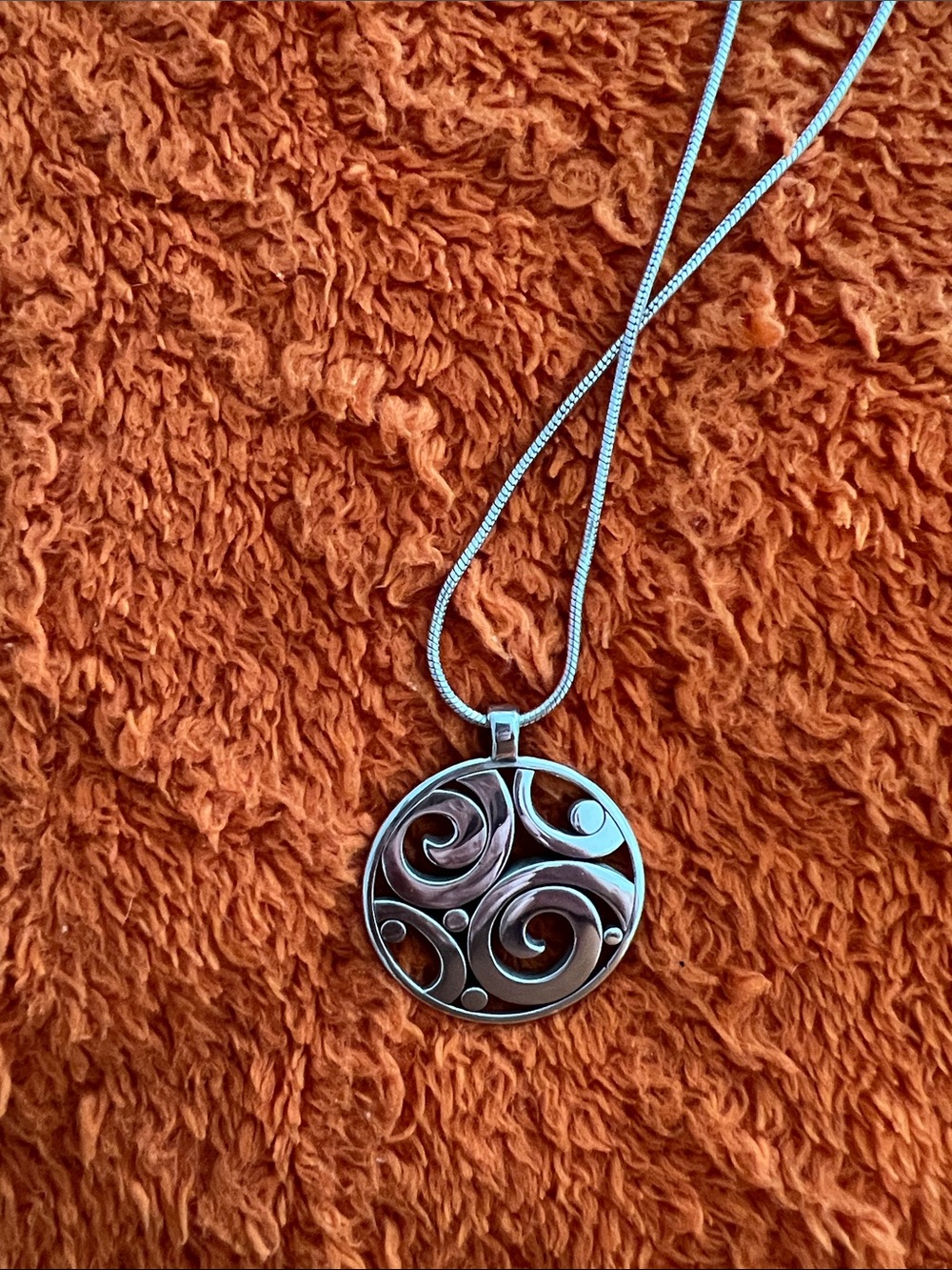 London grove silver chain and pendent. - Picture 3 of 5